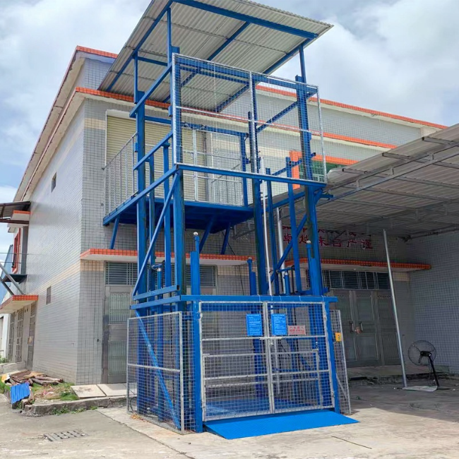 浔阳建材厂室外升降货梯安装
